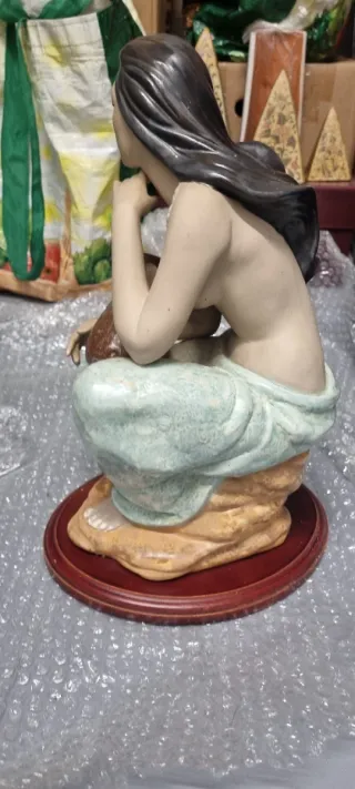 Escultura mujer hawaiana con cántaro