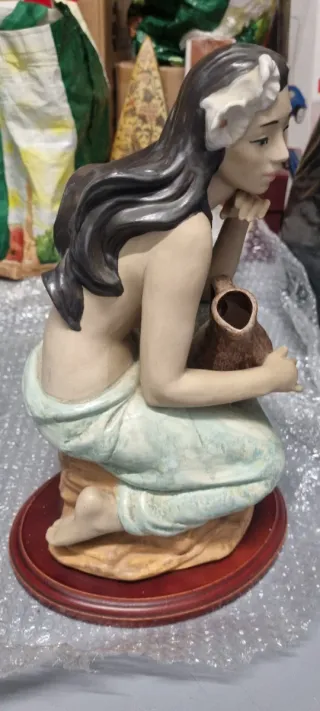 Escultura mujer hawaiana con cántaro