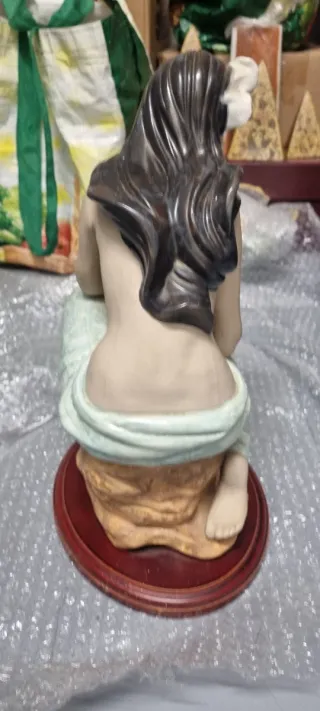 Escultura mujer hawaiana con cántaro