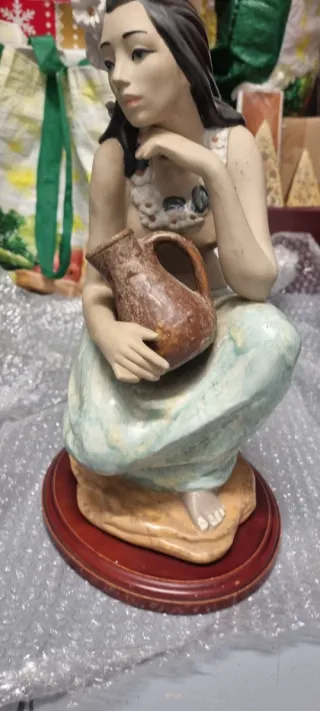 Escultura mujer hawaiana con cántaro