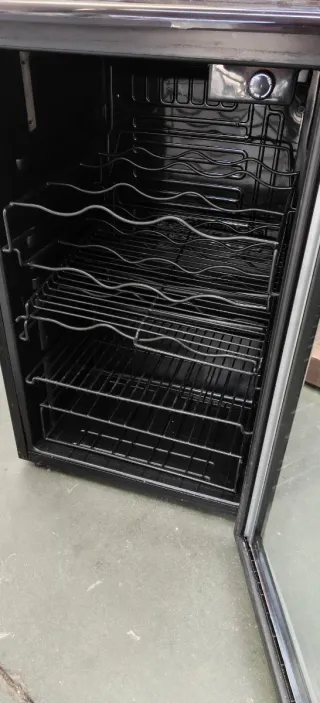 Vinoteca Negra y Plateada