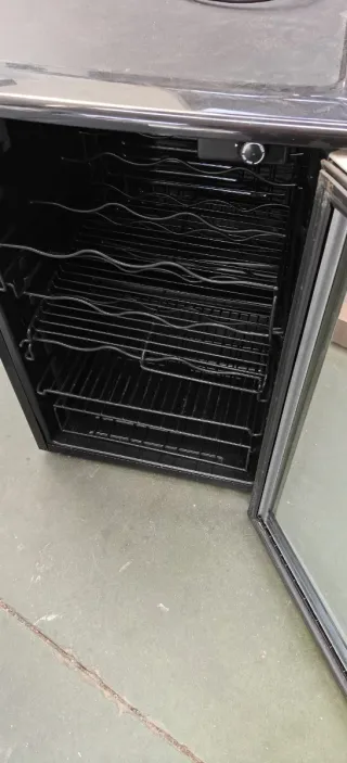 Vinoteca Negra y Plateada