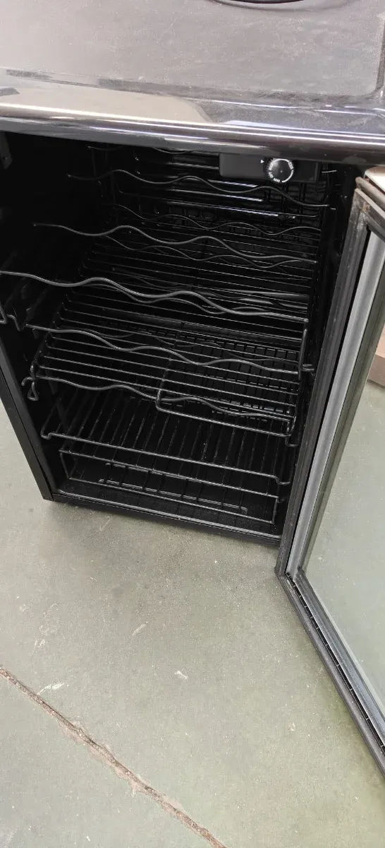 Vinoteca Negra y Plateada