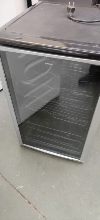 Vinoteca Negra y Plateada