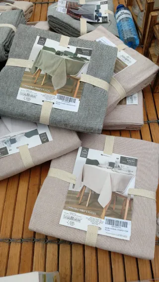 Mantel de mesa beige y gris