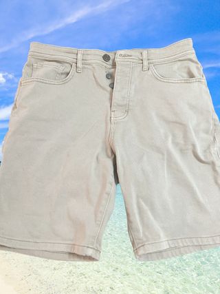 Pantalón corto beige crema