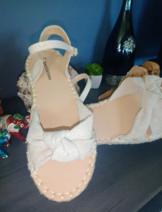 Sandalias planas beige cn detalles dorados talla40