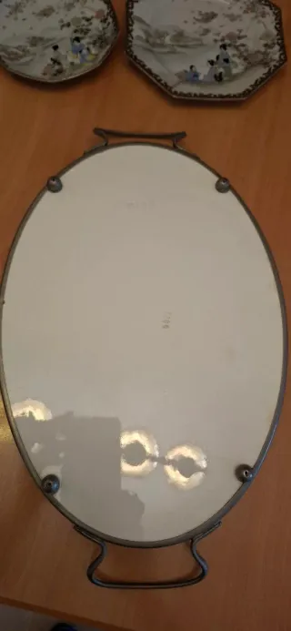 Bandeja de porcelana con asas metálicas