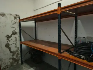 Estantería industrial metálica y madera