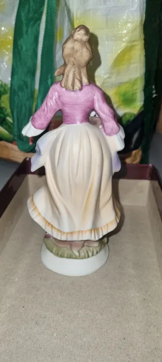 Figura antigua de porcelana mujer con cesta