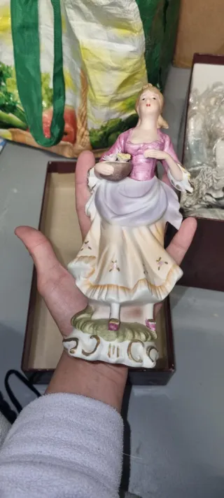 Figura antigua de porcelana mujer con cesta
