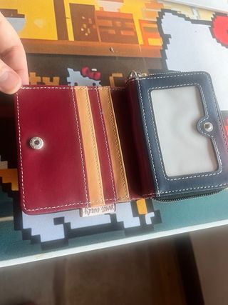 Cartera con diseño de ciudad y frase