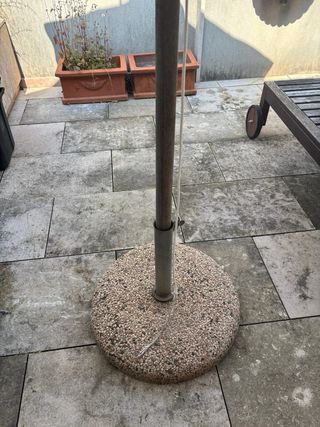 Parasol blanco con base de piedra