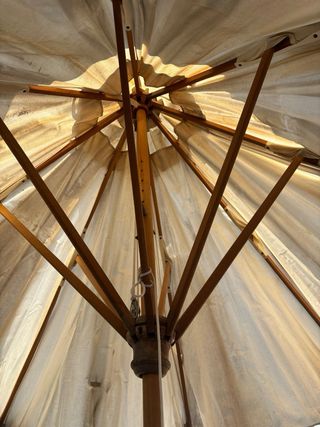 Parasol blanco con base de piedra