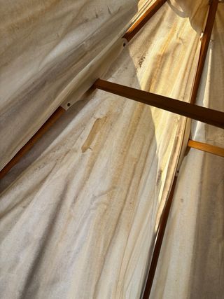 Parasol blanco con base de piedra