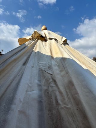 Parasol blanco con base de piedra
