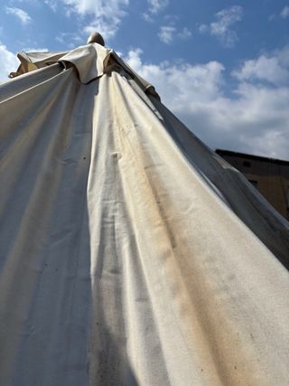 Parasol blanco con base de piedra