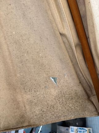 Parasol blanco con base de piedra