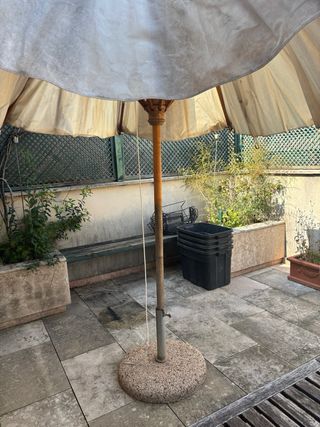 Parasol blanco con base de piedra