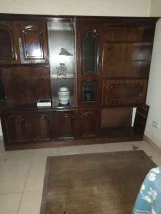 Mueble de comedor de madera y cristal