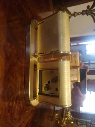 Reloj de escritorio antiguo con calendario