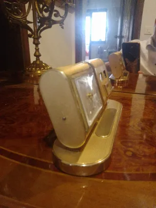 Reloj de escritorio antiguo con calendario