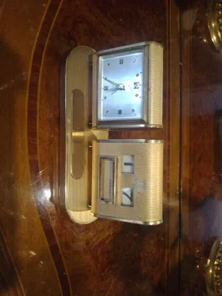 Reloj de escritorio antiguo con calendario