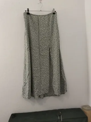 Falda larga floral verde y blanca