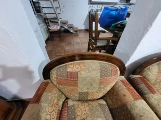 Sillón clásico de madera y tela