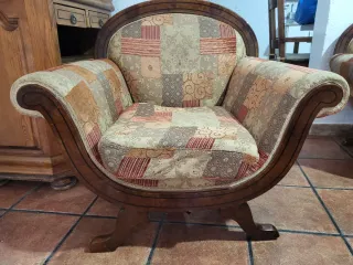 Sillón clásico de madera y tela