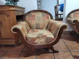 Sillón clásico de madera y tela