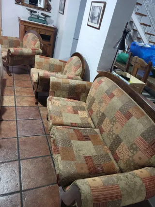 Sillón clásico de madera y tela