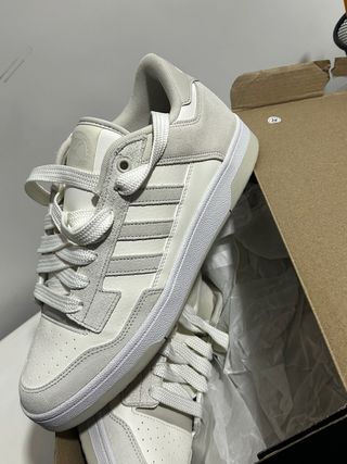 Zapatillas Adidas Beige y Blancas Nuevas