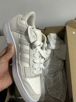 Zapatillas Adidas Beige y Blancas Nuevas