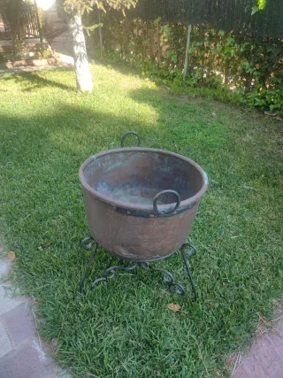 Caldera de bronce con pie