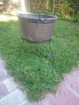 Caldera de bronce con pie