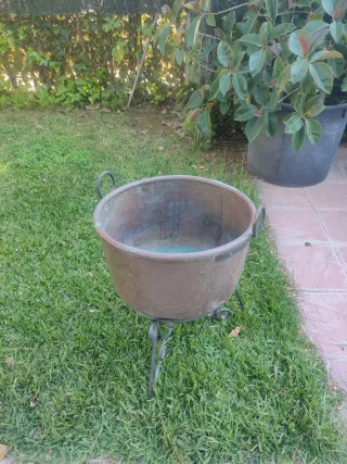 Caldera de bronce con pie