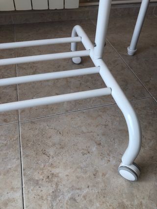 Burro perchero blanco con ruedas