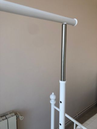 Burro perchero blanco con ruedas