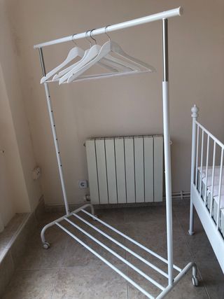 Burro perchero blanco con ruedas