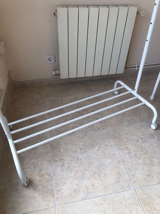 Burro perchero blanco con ruedas