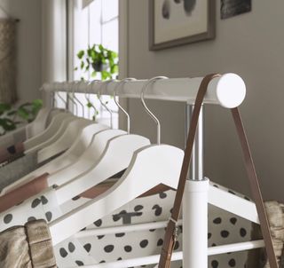 Burro perchero blanco con ruedas