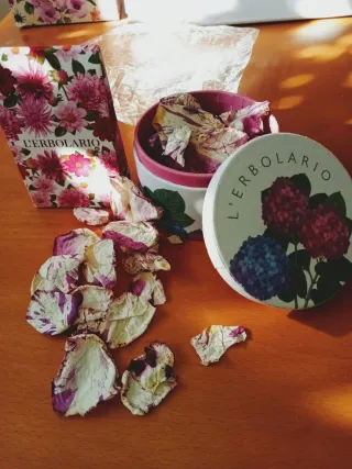 L'Erbolario: 2 confezioni regalo + petali rosa