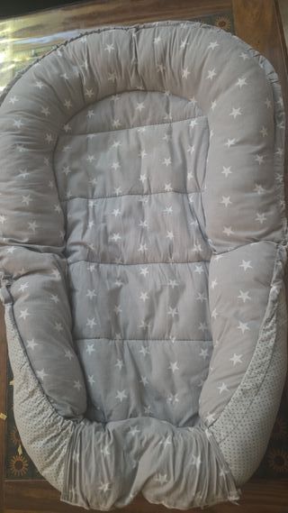 Nido reductor bebé estrellas gris