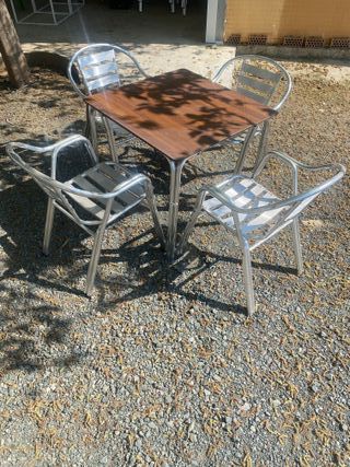 Juego de mesa y 4 sillas de metal y madera
