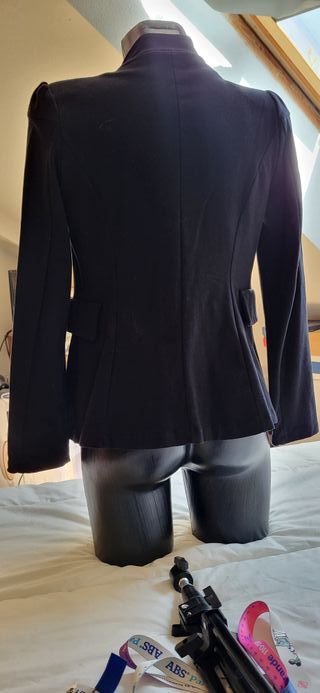 Chaqueta militar negra con botones dorados