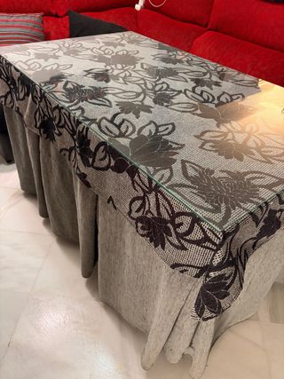 Mesa de camilla con cristal y tela
