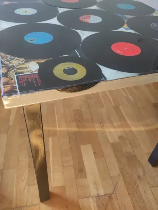 Mesa de centro con vinilos terminada en epoxi.