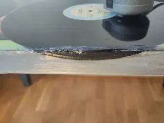 Mesa de centro con vinilos terminada en epoxi.