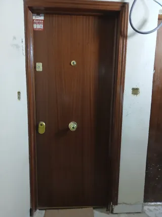 Puerta blindada madera Alto 193 Ancho 75.